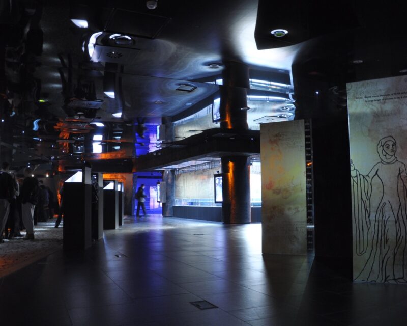Visitors on the Rynek Underground route